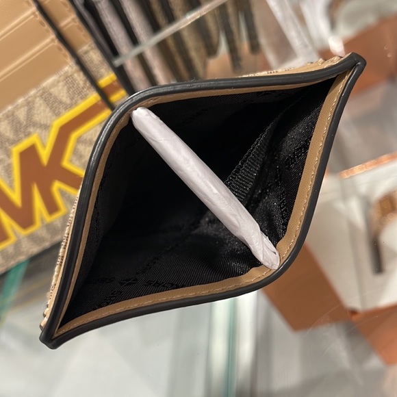 MICHAEL KORS MENS
Cooper Graphic Logo Tall Card Case
36S3LCOD2B
COLOR: Yellow - Picture 7 of 16